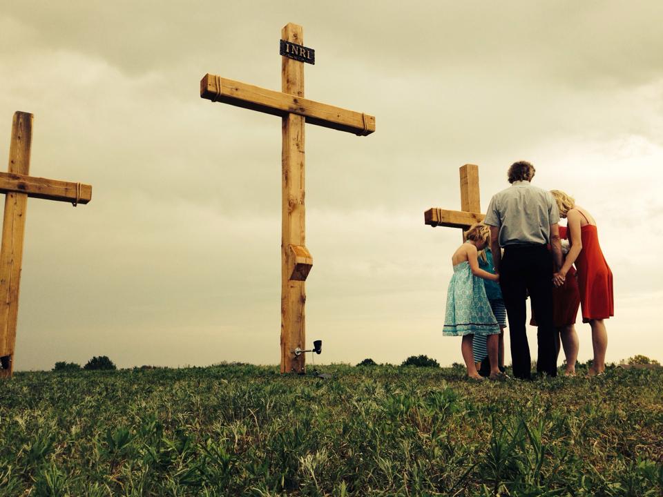 Read more about the article New Crosses for Sunrise Service a Huge Success